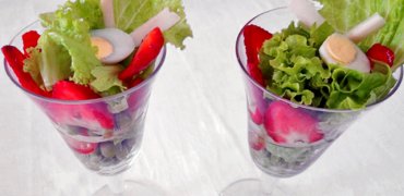 Salada refrescante na taça