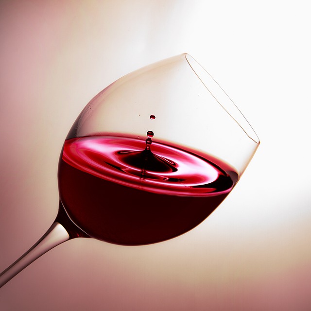 A taça de vinho diária não traz benefícios à saúde? Descubra a verdade por trás do mito