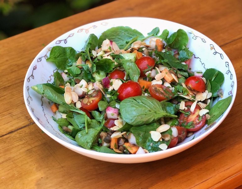Salada não é só alface: criando volume, saciedade e sabor para o verão