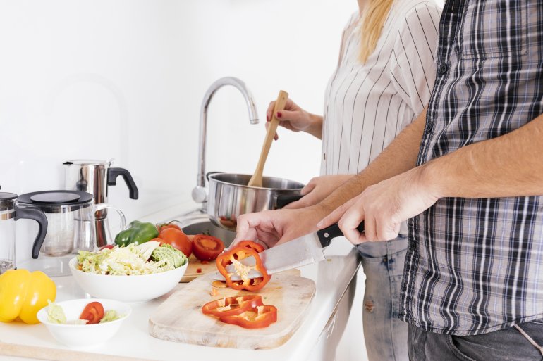 Por que, cada vez mais, pessoas estão preferindo cozinhar em casa?