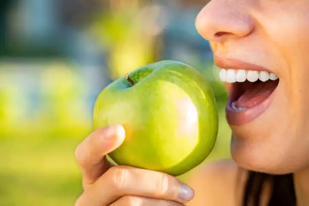 Como a alimentação auxilia na manutenção de uma boa saúde bucal