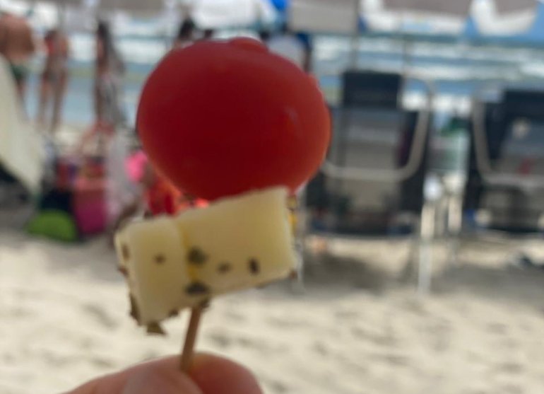 O que comer (e o que evitar) na praia, para não passar mal nas férias.