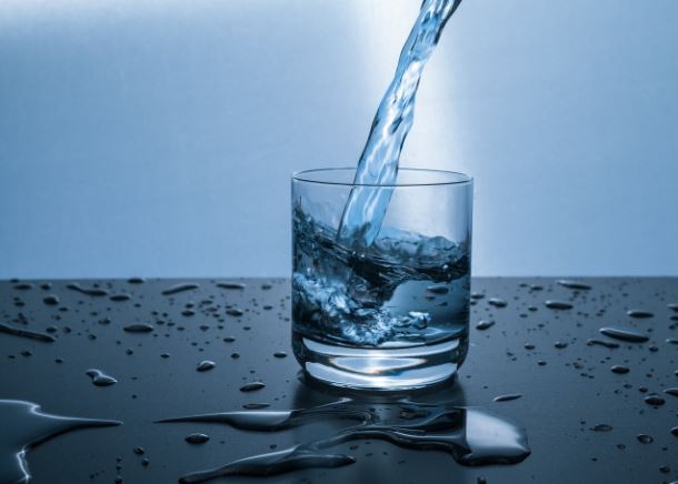 Excesso de água faz mal? Descubra se beber muita água pode trazer risco à saúde.