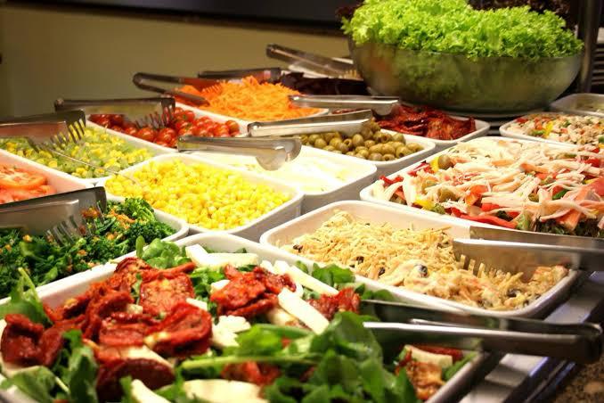 Comendo fora de casa: Dicas para escolher bem no self-service e no restaurante a La Carte