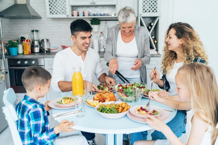 A importância da refeição em família. Um hábito que alimenta o corpo e fortalece os laços.