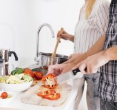 Por que, cada vez mais, pessoas estão preferindo cozinhar em casa?