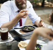 Por que comer fora de casa parece sempre “menos saudável”?                                            Estratégias práticas para quem está em feiras e viagens de trabalho