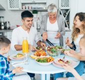 A importância da refeição em família. Um hábito que alimenta o corpo e fortalece os laços.