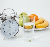 Comer depois das 18h faz mal? A verdade sobre alimentação noturna e qualidade do sono