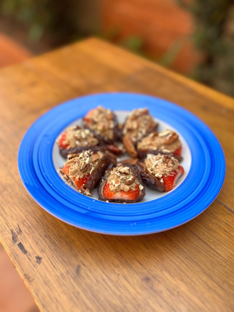 Bombom de Tâmara com Morango e Pasta de Castanhas