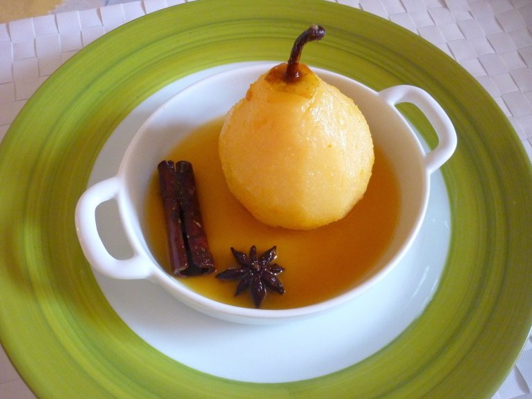 Pera cozida em tangerina com especiarias