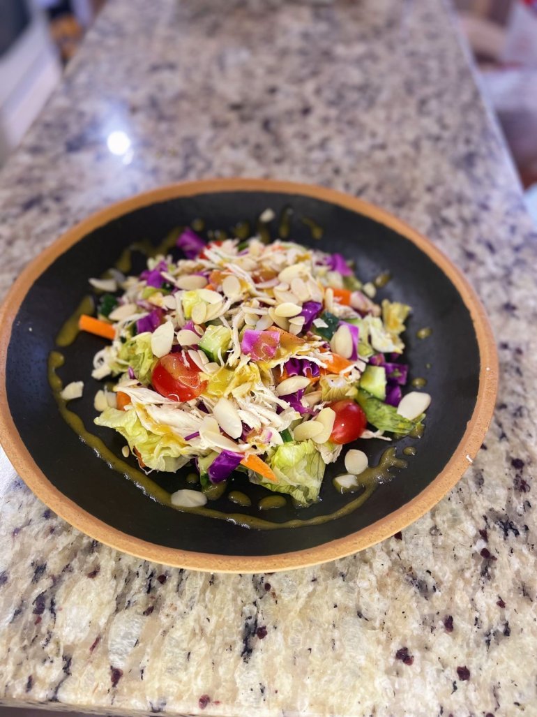 Salada colorida com frango 