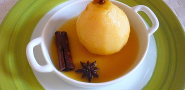 Pera cozida em tangerina com especiarias