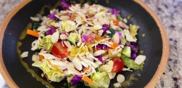 Salada colorida com frango 