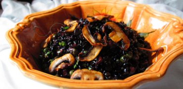 Risoto de arroz negro com cogumelos
